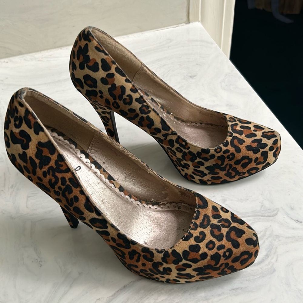 Leopard print stiletto heels by Qupid, women’s size 6. Used condition but cute!
